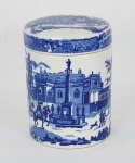 Elegante pote com tampa em porcelana esmaltada, com decoração em azul sobre fundo branco, apresentando cena paisagística com arquitetura e elementos naturais, em estilo oriental clássico. Base com marca em brasão estilizado em azul. Medidas: 18 cm (altura) x 13 cm (diâmetro aproximado). 