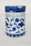 Pote com tampa em porcelana esmaltada, com decoração em azul sobre fundo branco, apresentando motivos florais estilizados e elementos orgânicos em composição delicada.  Base com selo oriental. Medidas: 15 cm (altura) x 11 cm (diâmetro aproximado). 