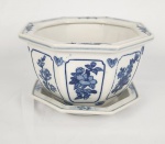Cachepot com presentoir em porcelana esmaltada, de formato oitavado, com decoração em azul sobre fundo branco, motivos florais estilizados e elementos orgânicos.  Medindo: 11 x 19 cm e 17 cm. 