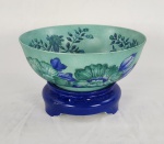 Centro de mesa em porcelana nacional esmaltada, decoração floral com peanha em porcelana pintada em azul. Medindo: 9 x 24 cm e 6 x 17 cm.