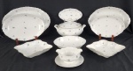 Thun. Czechoslovakia. Parte de aparelho de jantar em porcelana tcheca esmaltada na cor branca, decoração floral em azul e filetes em ouro. Bordas rendilhadas. Composto de sopeira, 5 travessas, 3 saladeiras e 1 molheira (pratos)