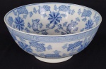 Grande e imponente centro de mesa em porcelana esmaltada, de formato redondo, decoração em azul com elementos orgânicos sobre fundo branco. Medindo: 16 x 36 cm. 