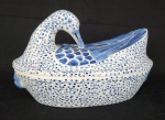 Terrina em porcelana no formato de pato, com decoração em azul e branco de inspiração oriental, rica em detalhes e relevos. Tampa integrada ao corpo, com cabeça frontal em destaque. Peça decorativa e funcional, de grande apelo visual. Medidas: 20 x 33 x 19 cm.