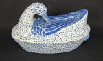 Terrina em porcelana no formato de pato, com decoração em azul e branco de inspiração oriental, rica em detalhes e relevos. Tampa integrada ao corpo, com cabeça frontal em destaque. Peça decorativa e funcional, de grande apelo visual. Medidas: 20 x 33 x 19 cm. 