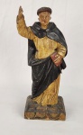 Arte Sacra. Imagem em madeira entalhada e policromada, representando São Vicente Ferrer com pátina e desgastes compatíveis com o tempo. Altura: aprox. 33 cm. 