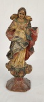 Arte Sacra. Imagem em madeira entalhada e policromada, representando Nossa Senhora da Conceição com olhos de vidro, apresenta pátina e desgastes compatíveis com o tempo. Altura: 31 cm.