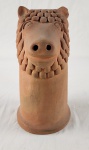 Escultura em cerâmica representando carneiro estilizado, de caráter rústico e artesanal, com rica textura em relevo. Peça de arte popular brasileira, modelada manualmente, assinada `NUCA`. Altura: 20 cm. Apresenta quebra em uma das orelhas.