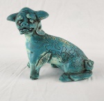 Escultura em estuque representando cão de fó, esmaltagem fosca em azul. Medindo: 20 x 23 cm. 