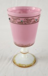 Grande taça em Opalina francesa na cor rosa, com rica decoração em dourado e aplicações. Medidas: 18,5 x 10 cm. 