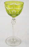Taça em cristal europeu, doublé verde ricamente lapidada com motivos geométricos.