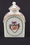 Pequeno frasco em porcelana portuguesa com decoração floral e brasão com monograma, produzida para o Instituto Português de Museus (Portugal). Peça delicada de caráter decorativo e colecionável. Medidas: 9 x 5,5 x 2,5 cm.