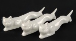 Conjunto com 3 descansos de talher em porcelana branca, em formato de gatos estilizados. Medidas: 14,5 cm cada. 