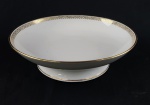 Limoges, France. Fruteira em porcelana francesa esmaltada na cor branca, delicada decoração na borda, de estilo clássico. Medidas: 6,5 x 23 cm.