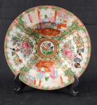 Antigo prato em porcelana oriental esmaltada com decoração policroma. Medindo: 5 x 21,5 cm.  Apresenta 2 bicados. 