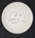 Prato em porcelana Limoges (França), com decoração artística em traço minimalista representando rosto e ave estilizada, assinado. Peça de caráter decorativo e contemporâneo. Diâmetro: 24 cm. 