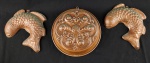 Conjunto decorativo em metal com acabamento tipo cobre martelado, composto por dois peixes de parede e peça central em relevo. Estilo rústico, ideal para decoração. Medidas aproximadas: peixes 25 cm e 27 cm.