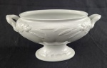 J&G Meakin Hanley, Inglaterra. Floreira / sopeira sem tampa em porcelana inglesa esmaltada na cor branca, decoração em relevo com elementos frutíferos. Medindo: 18 x 34 x 21 cm. 