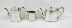 Mappin & Webb’s - Conjunto para servir em metal inglês espessurado à prata. Composto de bule de chá, bule de café e leiteira. Manufatura no verso. Medindo: 14 x 23 x 8,5 cm, 15 x 19 x 6 cm e 9 x 12 x 5 cm. 