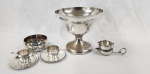 Lote composto por peças em metal prateado/espessurado a prata, incluindo taça de grandes dimensões, tigela, 2 dosadores, 2 pires e coador), tigela e dois pires. Medida da peça maior: 17 x 19 cm. Apresentam desgaste do banho, manchas e sinais de uso.