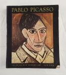 Livro de arte dedicado ao pintor Pablo Picasso, publicado pelo Museum of Modern Art, ricamente ilustrado com reproduções de obras do artista. Exemplar com capa predominantemente preta, apresentando retrato em destaque na frente e título em dourado. Apresenta sinais de uso e desgaste nas extremidades, com pequeno dano visível no canto inferior direito da capa. 463 páginas. 