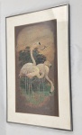 Obra decorativa representando flamingos em ambiente lacustre, com composição naturalista e paleta suave em tons terrosos e rosados, executada em técnica mista sobre papel. Assinada. Acompanha moldura com Paspatur. Medidas da obra: 58 x 31 cm. Medidas com moldura: 74 x 47 cm.