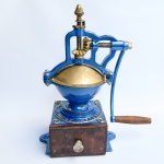 Moedor de café francês da Peugeot, todo em ferro com gaveta e punho em madeira, modelo 01. Med 38 cm x 23 cm, funcionando, mas sem garantias.