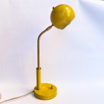 Luminária de mesa com design dos anos 60, haste em metal polido com base e cúpula esférica em esmaltação amarela. Funcionando. Med 42 cm. 