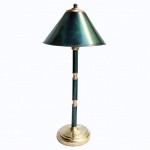 Abajour de mesa com design clássico em estilo inglês, base em metal dourado com cúpula esmaltada na cor verde. Funcionando. Med 56 cm.