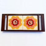 Antiga bandeja com alças em madeira nobre decorada com azulejos. Década de 60. Med 42x17,5 cm.
