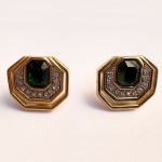 PIERRE CARDIN - Bijuteria vintage - Lindo brinco de pressão em metal banhado à ouro com incrustações de zircônias e pedra central verde. Excelente estado de conservação. 