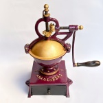 Raro moedor de café alemão Goldenberg, todo em ferro fundido, com gaveta, base e manivela em madeira. Funcionando, completo. Modelo 2. Mede 35cm de altura.