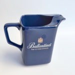 Jarra promocional do Whisky Ballantines The Superb Scotch em porcelana vitrificada azul cobalto. Fabricado na Inglaterra por WADE. Med 15,5 x 17,5 cm. 