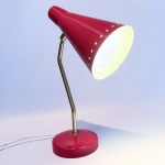Luminária de mesa da década de 50. Base e cúpula esmaltada na tonalidade vermelha com haste em metal polido. Foco de luz regulável. Funcionando. Med 34cm.