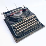 Máquina de escrever Olivetti M1 de 1933, funcionando, acompanha case original, também conhecida com ICO. Que na verdade quer dizer: Ingegner Camillo Olivetti.Raro modelo no Brasil.
