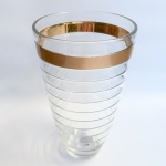 Grande vaso em grosso cristal italiano da marca EGO.  Decoração em camadas de listras e faixa dourada. Selo ao fundo. Med 30 cm altura e 17,5 diâmetro.