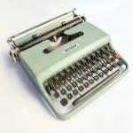 Máquina de escrever antiga, Olivetti Lettera 22, de 1960. Raro modelo com case original, manual e capa plástica. Funcionando.