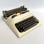Máquina de escrever Olivetti Lettera 10 de 1980, modelo raríssimo no Brasil, fabricada na Espanha. Poucas vieram para cá. Acompanha case original, funcionando, mas não está com a fita.