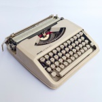 Máquina de escrever Olivetti Lettera 82, foi a resposta da Olivetti a Hermes Baby. Acompanha case original, funcionando.