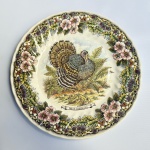 CHURCHILL - Inglaterra - Lindo prato decorativo em faiança inglesa da série Wildlife, figura de peru ao centro com farta decoração floral em policromia. Med 25,5 cm.