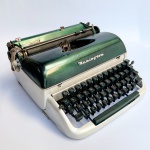 Antiga máquina de escrever Remington, modelo Quiet-Riter de 1952. Funcionando. Mas, sem garantias.