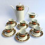 Porcelana Real - Brasil - Serviço para café em porcelana nacional em branco vitrificado com faixa floral. Composto por Bule, leiteira e seis xícaras para café. Decoração típica da década de 70. Med bule 19,5 cm,leiteira 9 cm,pires 11 cm e xícara 6 cm. 
