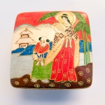 Caixa porta jóias em porcelana japonesa estilo Satsuma, pintada a mão em relevo com rica policromia. Med 9 cm x 12 cm. 
