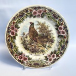 CHURCHILL - Inglaterra- Lindo prato decorativo em faiança inglesa da série Wildlife, figura de faisão ao centro com farta decoração floral em policromia. Med 25,5 cm. 
