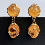 FRANCESCA ROMANA DIANA - Lindo par de brincos de pressão em metal banhado à ouro com pedra de quartzo rutilado. Assinado pela designer.