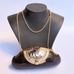 França - Elegante bolsa clutch em couro texturizado de pele de cobra e metal dourado com pedras, acompanha corrente. Med bolsa 21x10cm alça 49cm.
