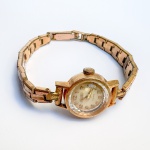 CLASSIC - Swiss made - Delicado relógio de pulso feminino em Plaqué Dor da década de 50. Mecanismo necessita revisão. 