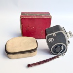 COLECIONISMO - PAILLARD BOLEX - Made in Switzerland - Antiga filmadora 8 mm à corda, modelo L 8 década de 40. Acondicionada em estojo original e caixa. 