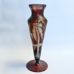 Vaso Solifleur em vidro satiné na cor vinho, decoração tropical com palmeiras e pássaros em prata. Borda lapidada. Med 17 cm. 