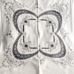 Antiga toalha de mesa em linho na cor bege realçada  com bordados e vazados estilo Ilha da Madeira. Med 1,88x1,22cm.
