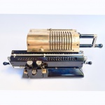 Calculadora antiga, Original Odhner. Corpo em aço e bronze. Suécia 1933. Totalmente mecânica, sem partes plásticas. Movimento por roda de pinos. Não está travada, mas, não garantimos precisão.